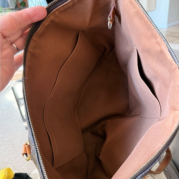 Louis Vuitton shoulder bag. - Picture 16 of 17